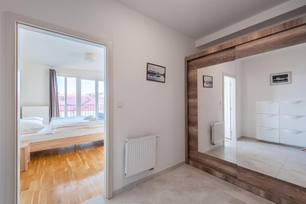 Sunny Safron Apartment Praga Esterno foto